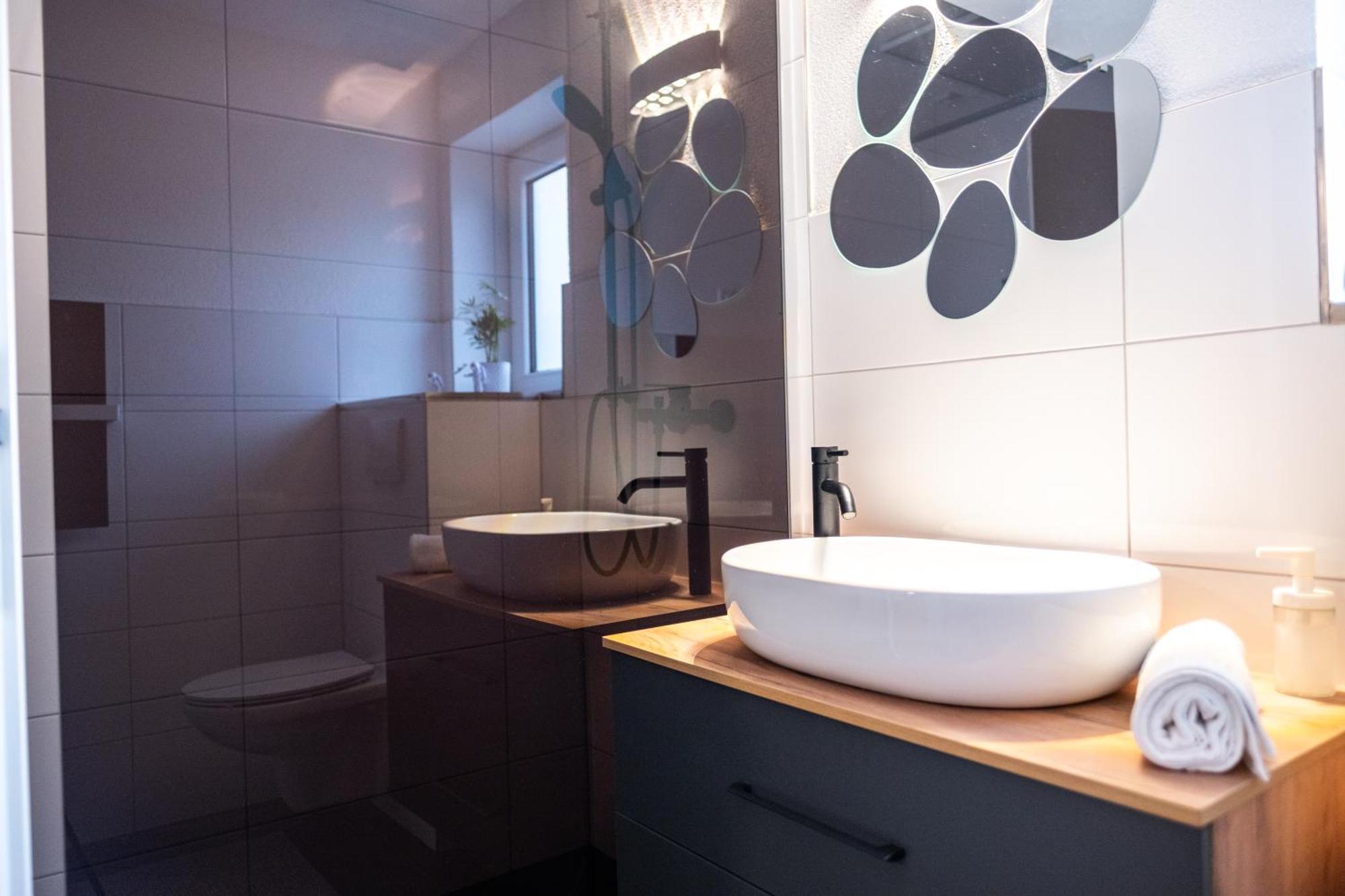 Klassen Apartments! Stadtnahes Ferienhaus* Mit Terrasse In Aulendorf * Fuer 6-8 Personen Bagian luar foto